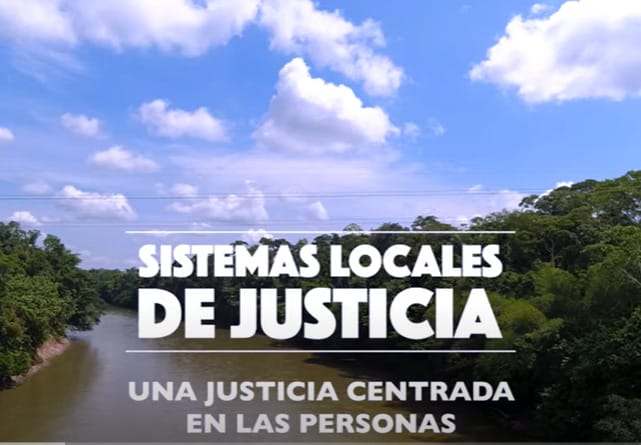 Image of a river cutting through a bright green forest overlaid with the text "Sistemas Locales de Justicia."